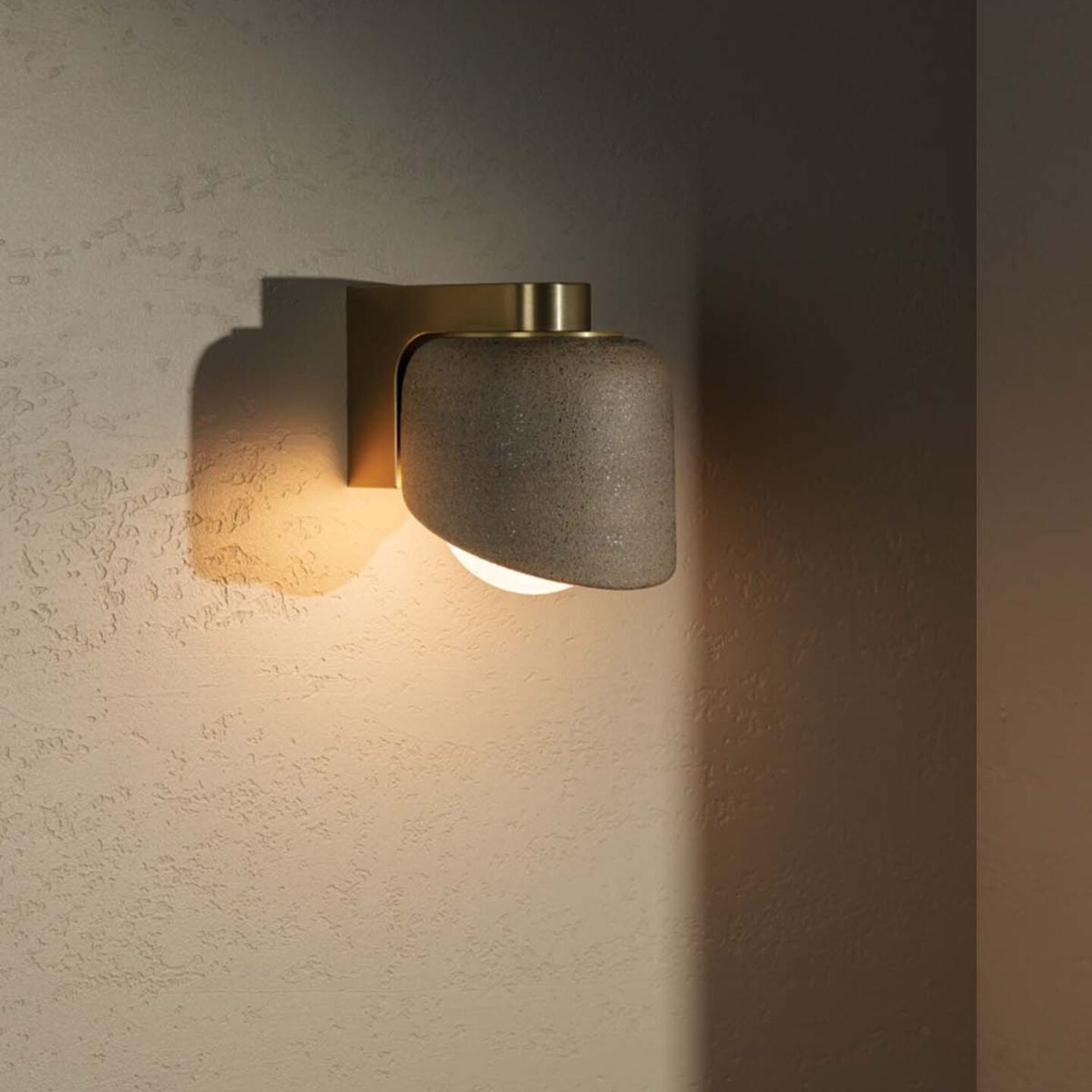 Terra 0.5 Wall Light Clay, Brushed Brass